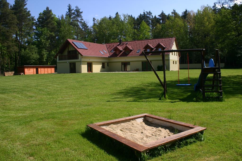 Отель Penzion U Blatce Нове-Гради Экстерьер фото